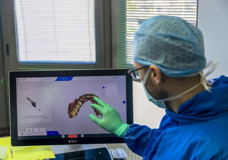 Dr. Poncz Ernó a 3D fogászati scanner-rel